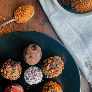 Recette de calm balls 🌙🤍

Je crois que tout le monde connaît les energy balls.  Mais qu'en est-il des petites calm balls qui sont si calmantes et apaisantes ?
Ces friandises nourrissantes sans cuisson aident à se calmer et à se détendre, à réduire vos hormones de stress.  Ils contiennent une variété d'ingrédients merveilleux qui nourrissent profondément votre âme et votre esprit.

Elles sont parfaites en post partum ou pour les plus gourmandes et stressées d’entre nous !

Mieux encore, cela peut être un des rituels de votre cérémonie de célébration de la mère, transmettez la recette à vos amies et demandez-leurs d’en faire pour vous; elles se conserve sans soucis au congélateur ! 

 ✨ Calm balls à la pistache et rose
 1 tasse d'avoine (sans gluten)
 ½ tasse de dattes medjool 
 ¼ tasse de pistache 
1 Cas de purée d’amande 
2 Cas d’eau de rose
1 Cac de poudre de rose 
 ¼ cuillère à café d’ashwagandha

 ✨ Calm balls framboise et lavande
 1 tasse de noix de coco râpée
 ½ tasse de dattes medjool 
 ½ tasse d'avoine (sans gluten)
½ d’amande
 ½ de framboise congelé 
 1 cuillère à café de lavande culinaire séchée
 ¼ cuillère à café d’ashwagandha
1 CAS de graine de lin (ou chia) 

 ✨ Calm balls choco noisette  Calme
 1 tasse d'avoine (sans gluten)
 ½ tasse de dattes medjool trempées
 ½ tasse de noisette 
 ¼ tasse de poudre de cacao cru
1 Cac de reishi 
1 Cas de pépite de chocolat 
1 Cas de graine de lin 
2 Cas de purée de noisette

 Mélanger tous les ingrédients dans un robot culinaire à vitesse moyenne. Avec vos mains, roulez la pâte en petites boules, et plus qu’à rouler dans du cacao, pollen, poudre coloré ou meme fleurs !

✨Pourquoi ces calm balls en post-partum sont-elles si bonnes pour les nouvelles mamans ?
Les amandes et l’avoine sont des galactagogues (aident à augmenter la quantité et la qualité du lait).
La rose et la lavande sont connu pour leurs propriétés sur la sphère psycho émotionnelle et le stress. 
L’ashwagandha et au reishi, sont des plantes adaptogènes, permettant à l'organisme de préserver son équilibre. Elles sont anti-stress avec des effets positifs sur l’anxiété, la dépression ainsi que la fatigue.

Bonne dégustation 💫
Fanny