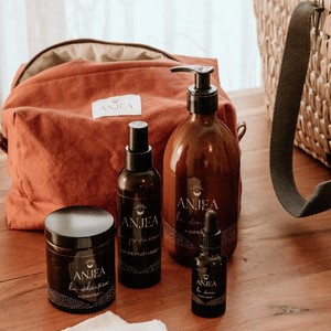 Réconcilier l'utile et l'agréable...

Vous êtes invitée à une baby shower ? Et si au lieu d'un énième doudou, vous offriez à la jeune maman des produits de soin...

✨ Essentiels, qu'elle est sûre d'utiliser
✨ A partager avec son bébé, durant le post-partum et longtemps après
✨ Formulés sans parfum, sans huile essentielle, sans ingrédient controversé
✨ Fabriqués artisanalement dans le sud de la France
✨ Conditionnés dans de jolis packs en verre, qu'elle aura plaisir à voir trôner dans la salle de bain...

On continue la liste, ou on vous a déjà convaincue ? 😅

Découvrez notre routine bébé sur www.anjea-skincare.fr : le cadeau idéal, composé d'un liniment, une brume multi-usages et une chantilly hydratante !

#Anjea #Anjeaskincare #babyshower #idéecadeau #routinebébé #soinbébé #valisematernité #maternité #grossesse #postpartum #mumtobe #grossesse #allaitement #accouchement #nouveauné #futuremaman #jeunemaman
