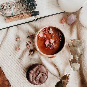 ✨ Cacao cérémonial ☕️ ✨

Soyez les bienvenus dans un monde méconnu ; celui d’une plante sacrée utilisée depuis des millénaires lors de cérémonies et de rituels venus tout droit d’Amérique du Sud. 

Nous ne parlons pas de chocolat commercial industriel, de sucre et de graisses mais bien de cacao cérémonial ! 

Le cacao de type cérémonial est profondément nourrissant pour notre corps physique et mental. Il est chargé d'antioxydants, de vitamines, de minéraux, d'oligo-éléments.

Si vous n'avez jamais gouté de cacao, j’aime le décrire comme un câlin cardiaque dans une tasse, il ouvre le cœur, créant un espace de connexion entre vous et les autres. Bu avec intention, il peut vous soutenir lors de changements ou transformations. Il peut vous permettre d’être plus conscient de vos émotions et de les exprimer. Il n’y a aucun psycho-actif, vous restez bien sur terre ! 

C’est l’un de mes rituels préférés lors des MAMA blessing mais aussi lors de toutes les autres cérémonies de rites de passage heureux ou douloureux.

✨ Cacao, grossesse & post partum✨

Traditionnellement, le cacao cérémoniel était utilisé par les mères après la grossesse pour retrouver force et énergie positive après l'accouchement. 

Si le cacao cérémonial est nouveau pour vous, il peut être judicieux d'attendre le 3eme trimestre de votre grossesse avant de l'introduire dans votre alimentation. Ensuite, faites-le progressivement.

La richesse du cacao en minéraux en fait un allié très précieux pendant et après la grossesse.
En préparation du travail, le cacao aide à libérer toutes ces hormones étonnantes qui amènent la mère dans cet espace d'amour et de connexion tout en aidant le corps à se détendre et à s'ouvrir au miracle de la naissance.

En postnatal il peut être utilisé pour soulager l'anxiété  et la dépression post-partum, faire le plein de fer, mais aussi pour naviguer dans nos émotions avec intention et douceur. 
Dans ce voyage pour devenir mère,  peut être votre meilleur allié, sur un niveau physique, émotionnel et énergétique.

Bien sûr, je vous encourage toujours à écouter votre corps et à consulter votre médecin si vous ne savez pas si le cacao vous convient. 
Je vous embrasse 
Fanny