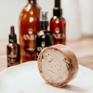 ✨ Dites adieu aux irritations et aux sécheresses cutanées avec notre savon naturel solide au lait d'avoine, enrichi en karité et en beurre de cacao ! ✨

Si vous souffrez d'eczéma, de psoriasis ou de plaques de sécheresse, ce savon est fait pour vous. En plus d'apaiser votre peau grâce au lait d'avoine, il hydrate intensément grâce au karité et au beurre de cacao. 

Idéal pour toute la famille, même les tout petits ! 👶

#savon #savonnaturel #savonsolide #peausensible #eczéma #psoriasis #sécheressecutanée #laitdavoine #karité #beurredecacao #cosmétiquesnaturels #soinsnaturels #soindelapeau #bienêtre #naturel #beauté #peau #famille #enfants #madeinFrance  #santé #hygiènecorporelle #instabeauté #instanaturel