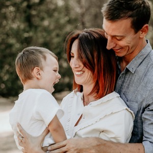 Aujourd'hui, nous célébrons la Journée Mondiale des Parents, une occasion spéciale pour exprimer notre reconnaissance envers les parents et leur dévouement envers leurs enfants.

Notre fils étant trop petit pour se rendre compte de la chance incroyable qu'il a de nous avoir comme parents 🫣 #jamaismieuxserviqueparsoimeme 
Je vais profiter de cette journée pour remercier Michael, le papa de James, qui est à la fois un père extraordinaire et un partenaire précieux. En plus de son rôle de père, Michael gère la savonnerie, où tous les produits Anjea sont fabriqués avec soin. Anjea est avant tout une aventure familiale, et je suis reconnaissante de partager cette expérience avec lui 😊

En cette journée spéciale, je tiens également à exprimer ma gratitude envers tous les parents formidables qui accordent leur confiance à notre marque et qui ont intégré nos produits dans leur quotidien. Votre amour et votre soutien sont inestimables pour nous.

💚 Joyeuse Journée Mondiale des Parents ! Merci d'être à nos côtés dans cette merveilleuse aventure de la parentalité. 💚
📸 @intoomyeyes 

#JournéeMondialeDesParents #AmourFamilial #Reconnaissance #Anjea #Parentalité #AventureFamiliale